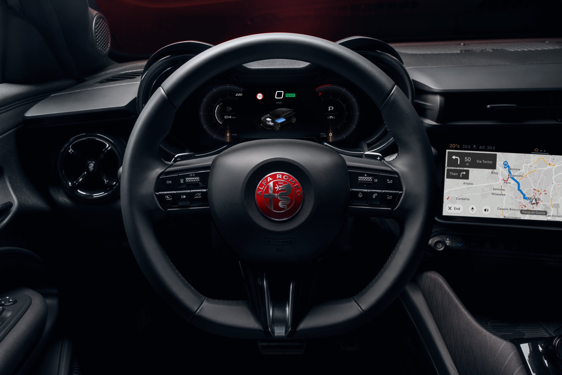 Cockpit mit Lenkrad und Digitalinstrument im Alfa Romeo Luna Rossa