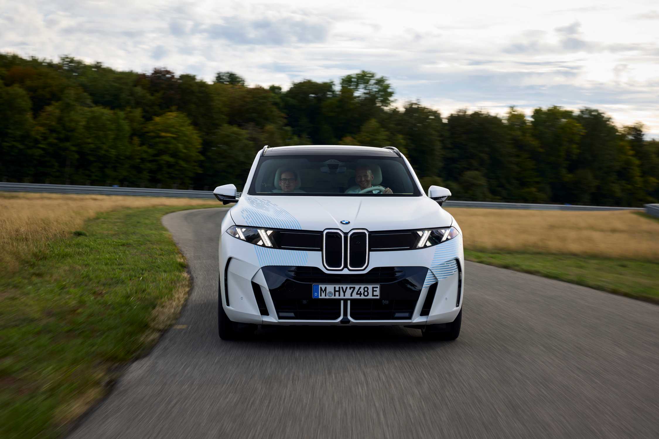 BMW iX5 Hydrogen Prototyp bei der Erprobung in Aschheim, zweite Ansicht