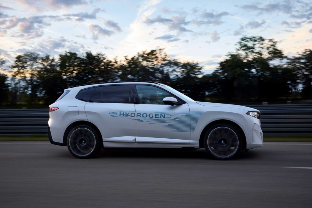 BMW tankt Wasserstoff in Serie