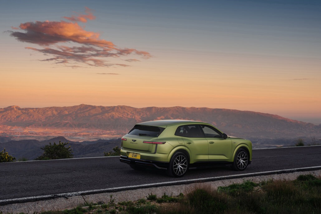 Bentley Torcal von hinten mit schmaler LED-Lichtsignatur vor Sonnenuntergang