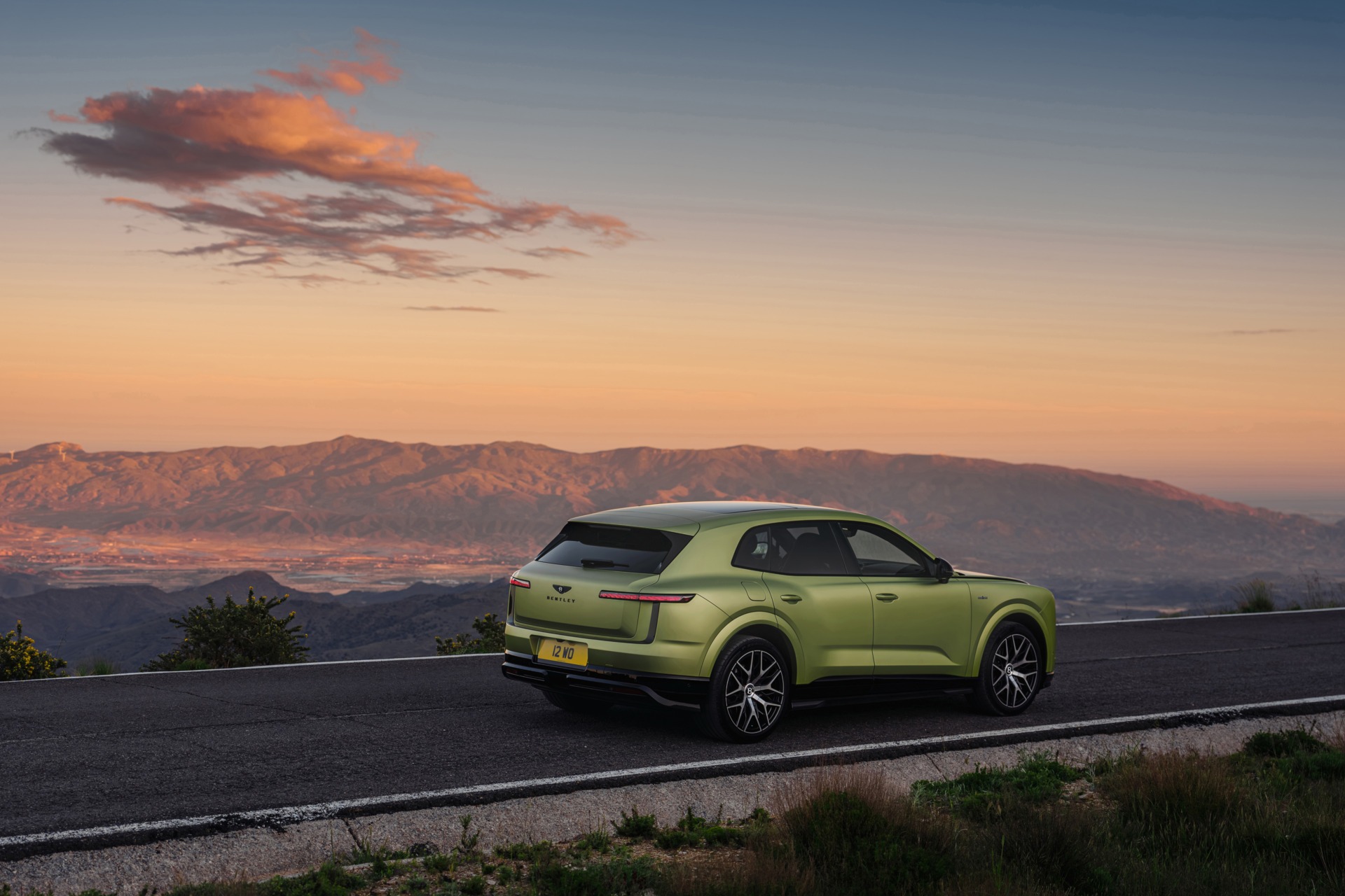 Bentley Torcal von hinten mit schmaler LED-Lichtsignatur vor Sonnenuntergang
