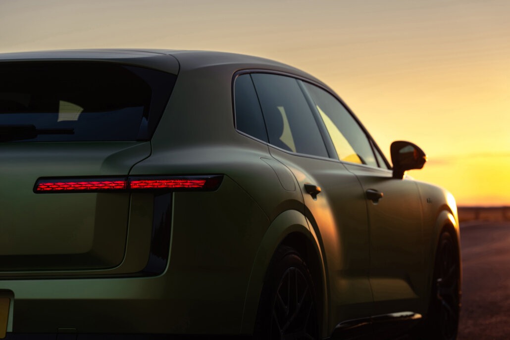 Detailaufnahme des Bentley Torcal Heckleuchtenbands bei Sonnenuntergang