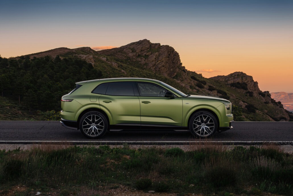 Bentley Torcal Elektro-SUV im Seitenprofil vor Bergpanorama