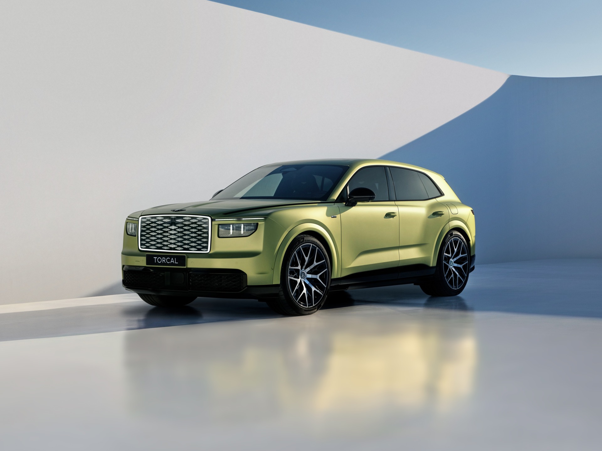Bentley Torcal Elektro-SUV im Studio, Frontansicht mit Diamant-Kühlergrill