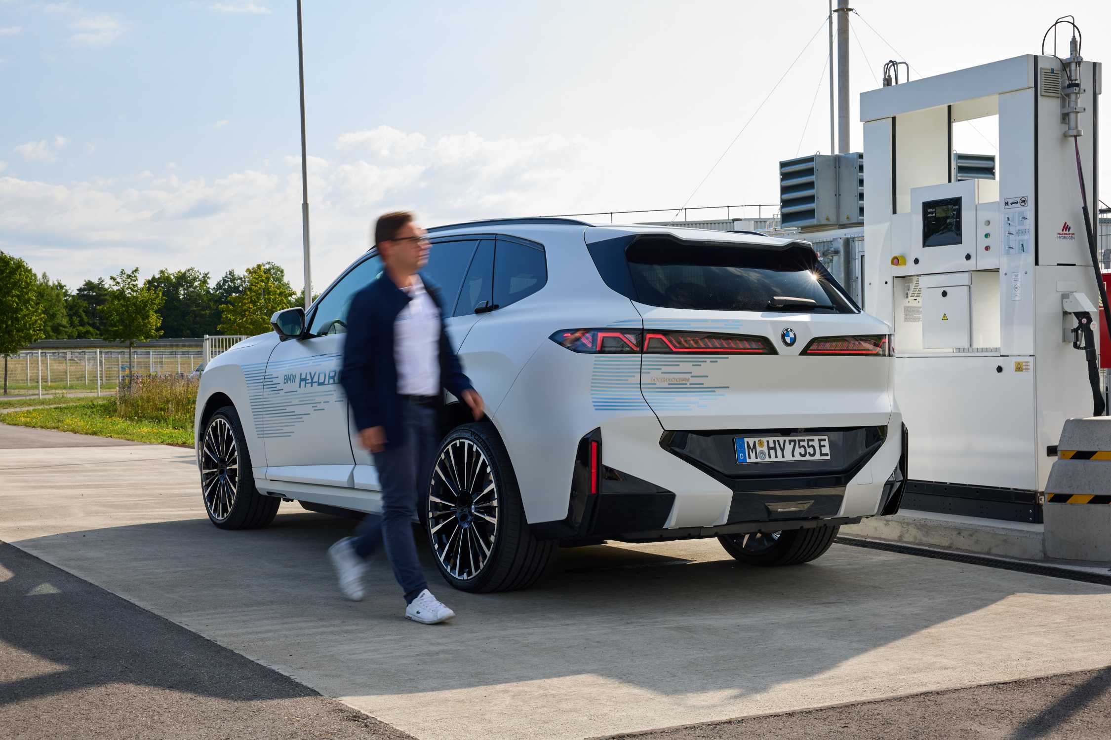 Betankungsprozess des BMW iX5 Hydrogen Prototyps in Aschheim, zweite Ansicht