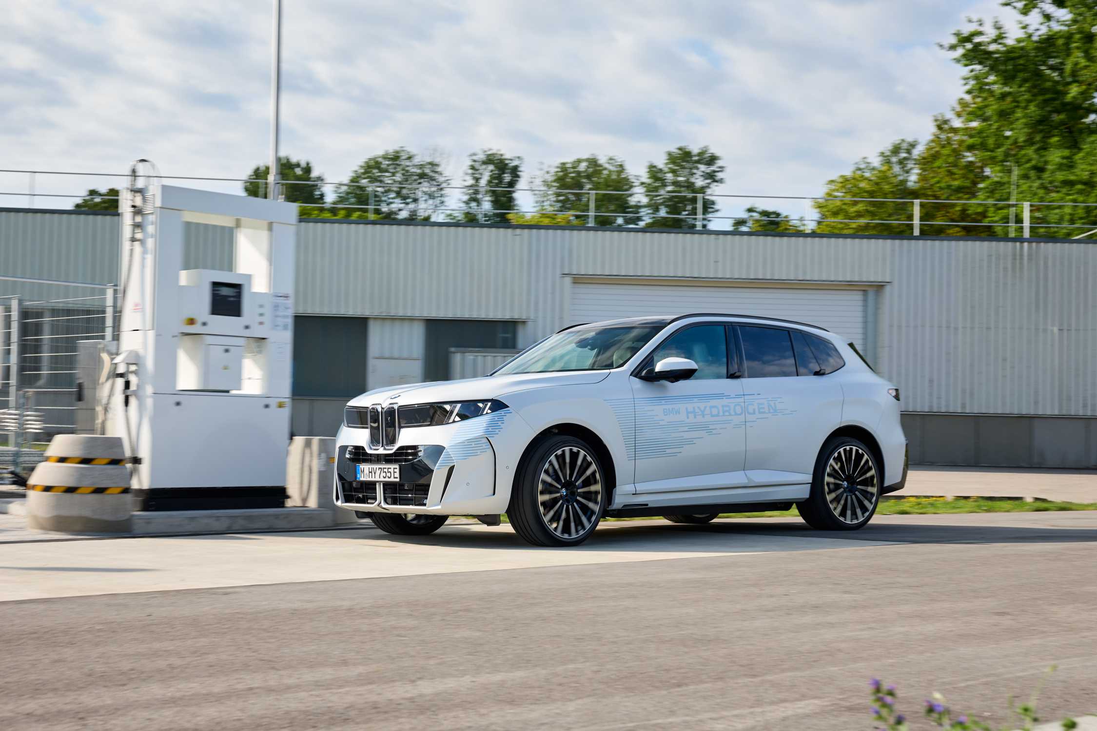 Betankungsprozess des BMW iX5 Hydrogen Prototyps in Aschheim