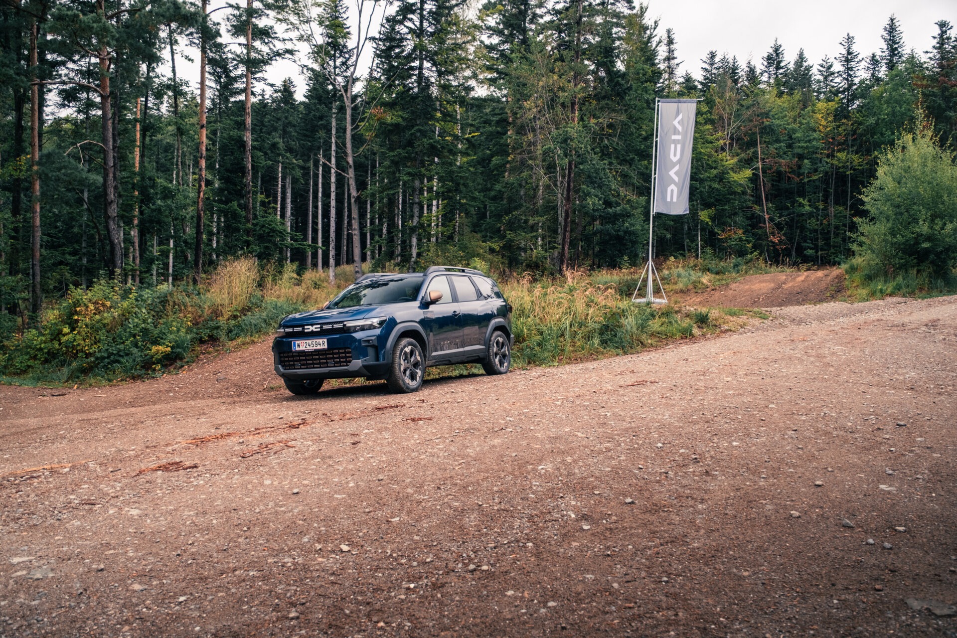 Dacia Bigster Hybrid 4x4 auf der Offroad-Strecke der Hellsklamm