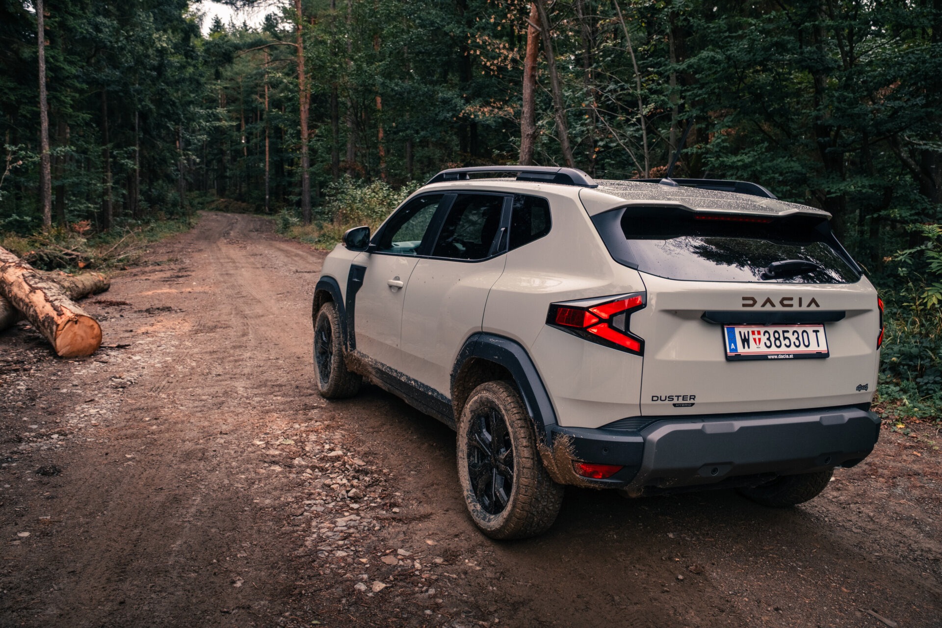 Dacia Duster Hybrid 4x4 im Gelände der Hellsklamm