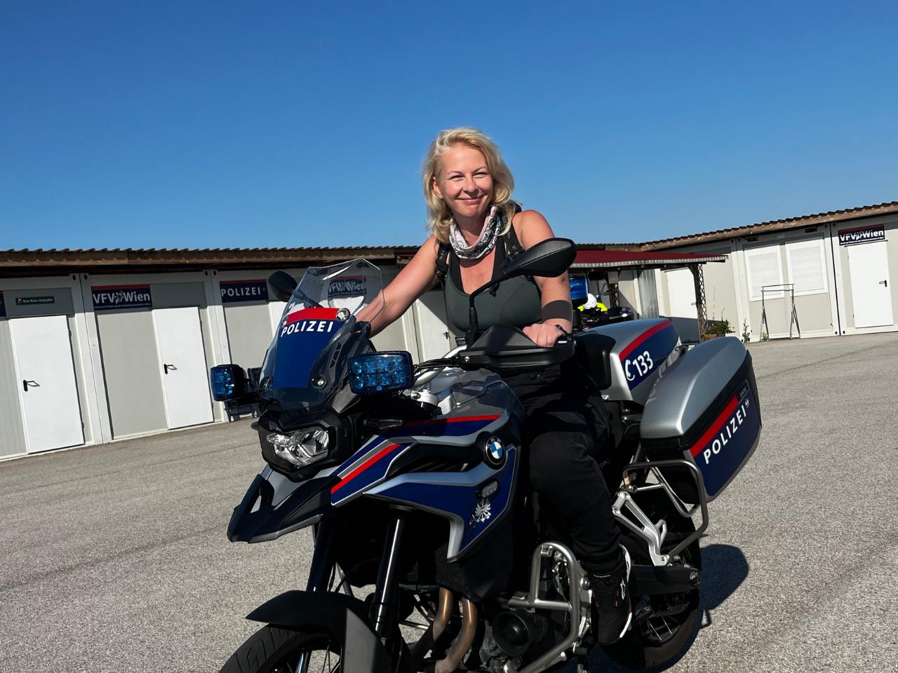 Daniela Bara, Initiatorin von Biker Girls on the Road, auf einer Polizei-BMW
