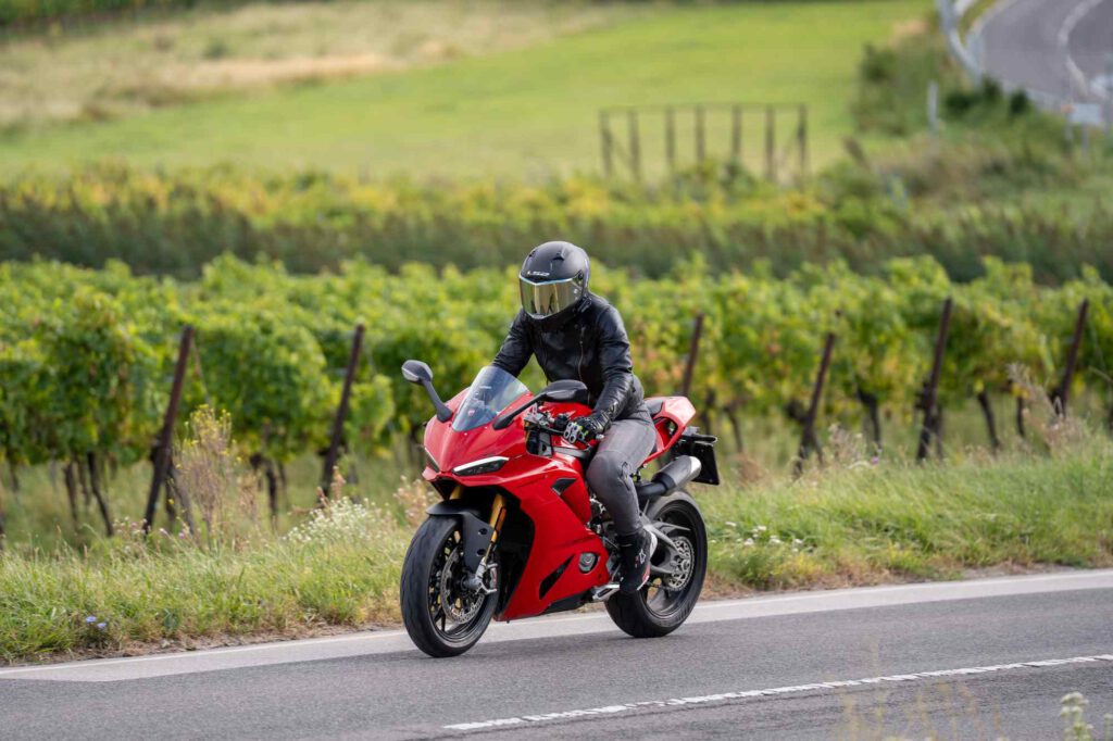 Daniela Bara, Gründerin der Bara Girls, auf einer Ducati