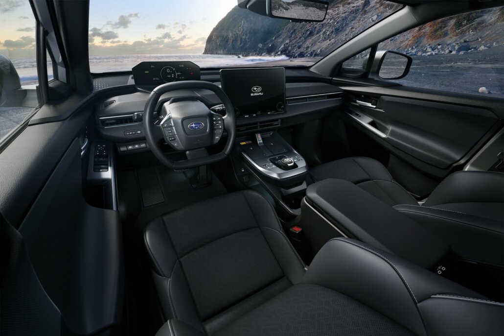 Cockpit des Subaru E-Outback mit Blick auf Küstenlandschaft