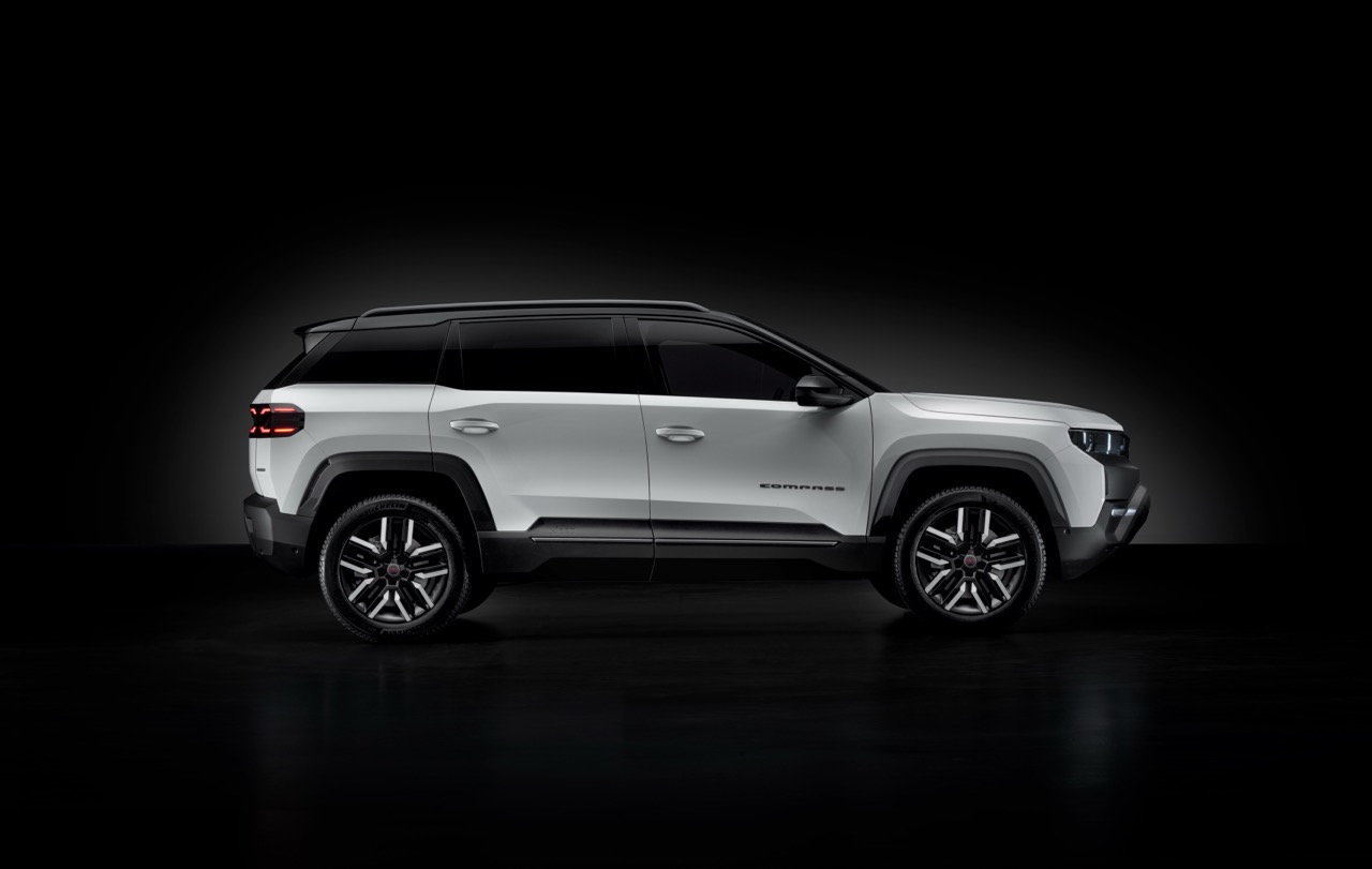 Seitenansicht des Jeep Compass Elektro in Weiß