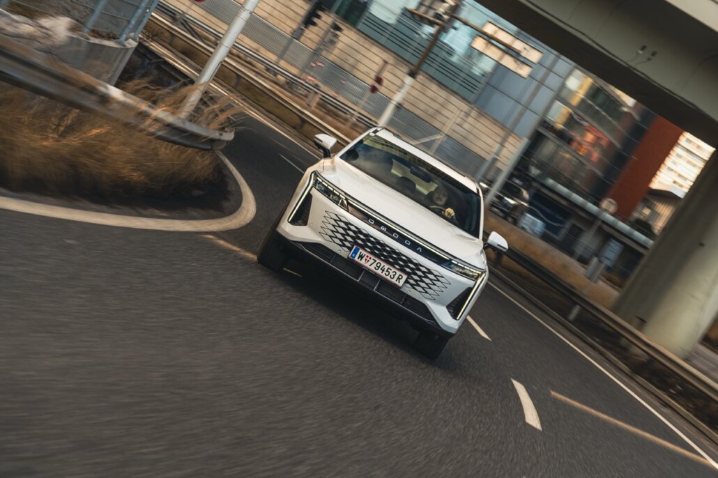 Omoda 9 Test: weißer SUV mit OMODA-Schriftzug am Kühlergrill