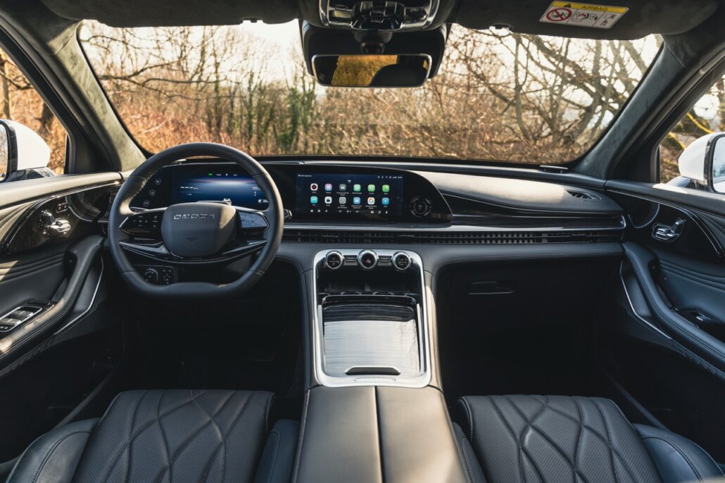 Cockpit des Omoda 9 mit durchgehender Mittelkonsole