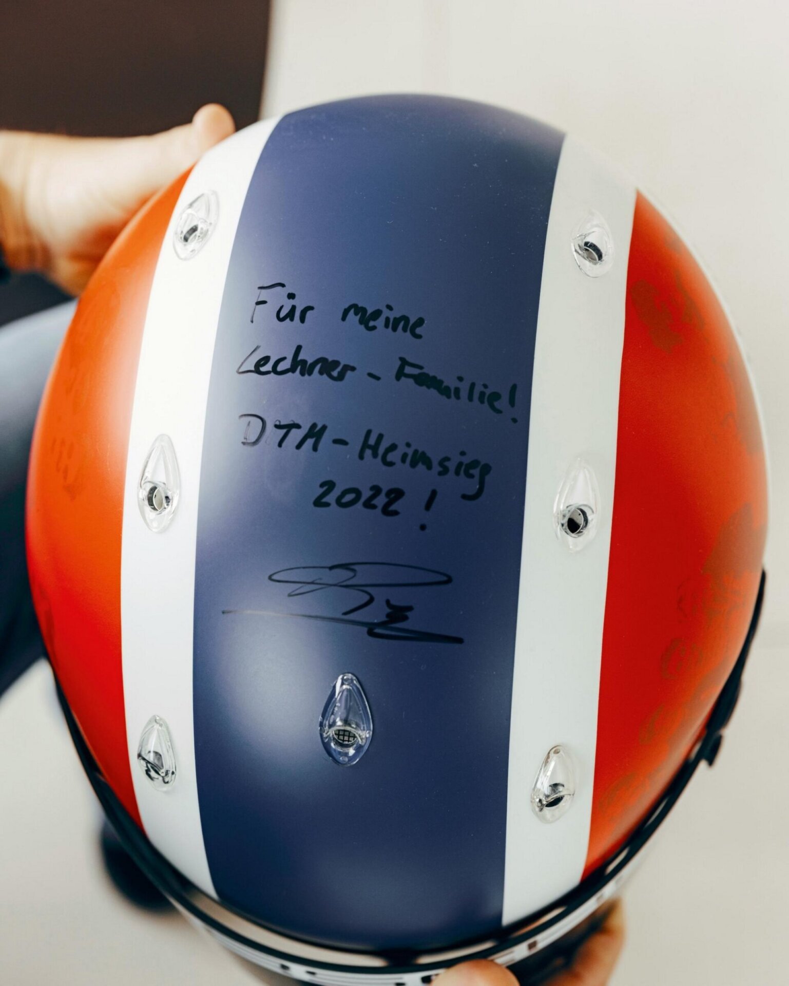 Rennhelm von Thomas Preining aus dem Jahr 2022 bei Lechner Racing, im Design von Walter Lechner senior