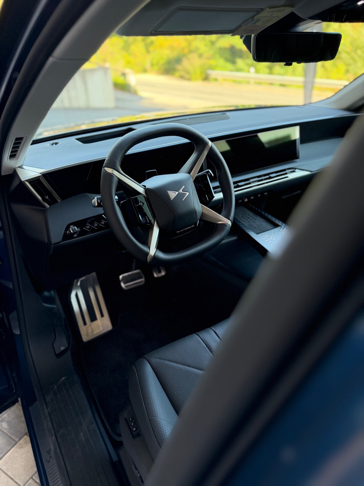 Cockpit des DS N°7 mit X-förmigem Lenkrad und digitaler Instrumententafel