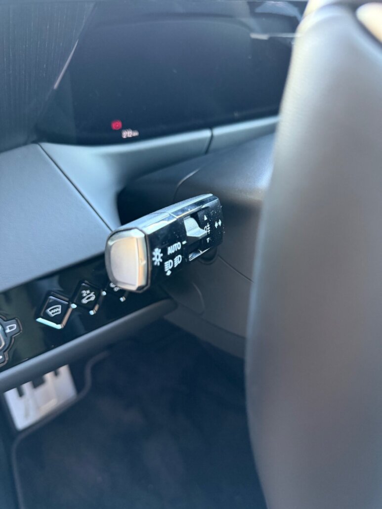 Detailaufnahme des Innenraums mit Blick auf den Lenkstockhebel für die Lichtbedienung in einem Fahrzeug.