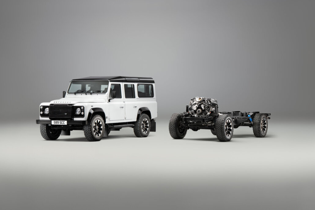 Land Rover Defender Classic Works V8 in Front-Dreiviertel-Ansicht, neues Chassis