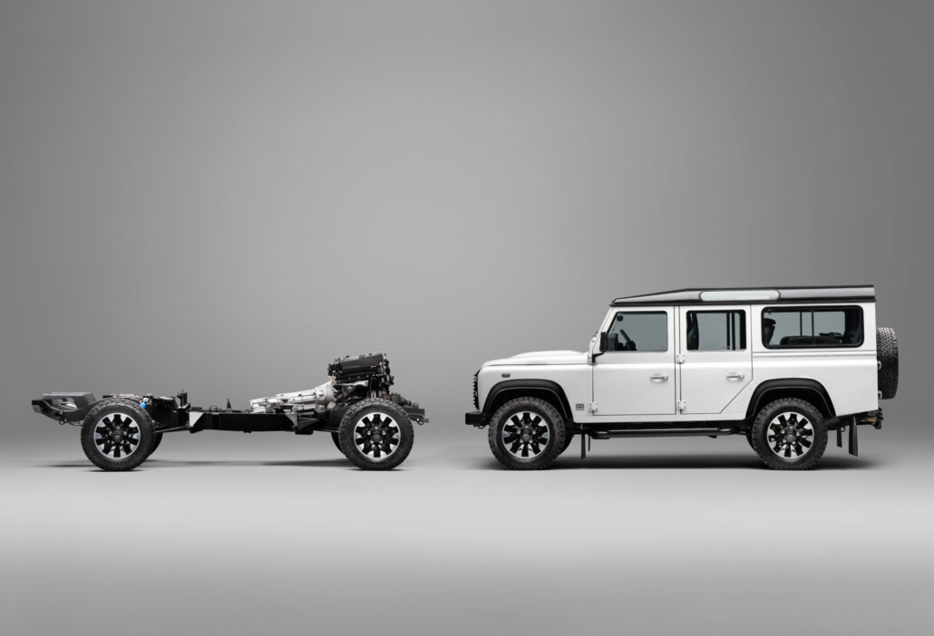 Zwei Land Rover Defender Classic Modelle Nase an Nase, altes und neues Chassis im Vergleich