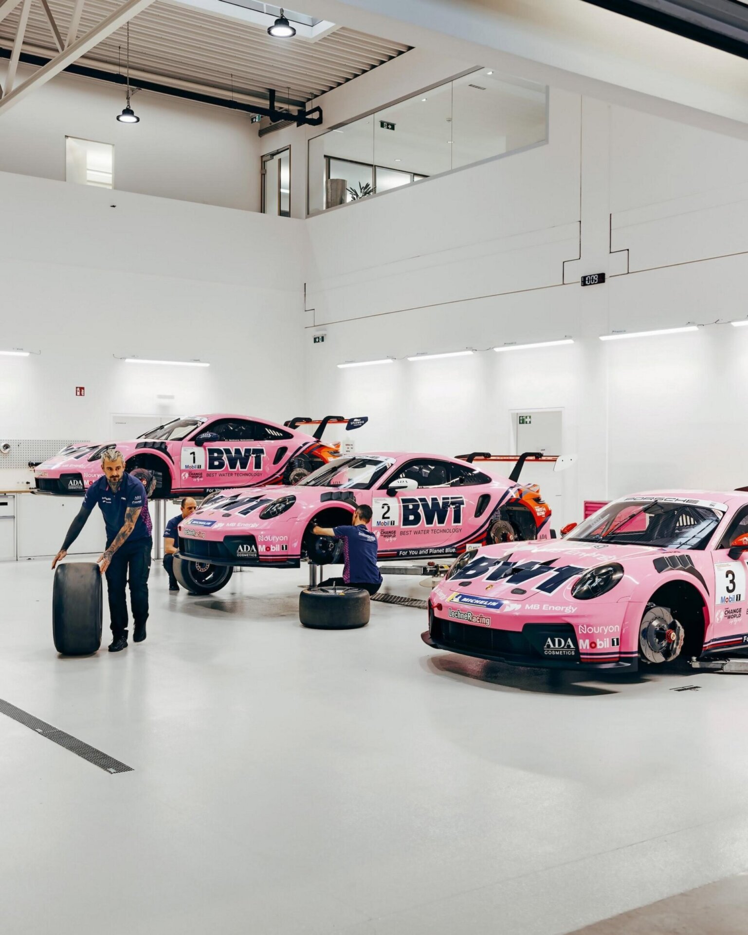 Frisch foliert: Die Porsche 911 Cup-Fahrzeuge von Lechner Racing für die Saison 2026