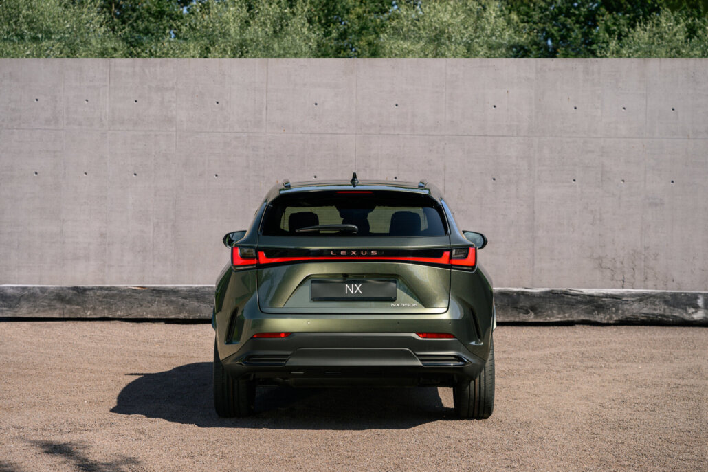 Lexus NX 350h Luxury 2027, Außenansicht in der Studioaufnahme
