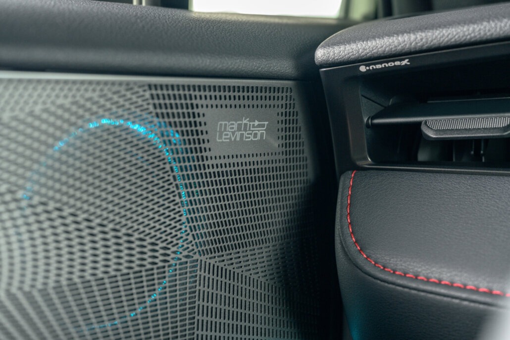 Cockpit des Lexus NX 450h+ F SPORT, zweite Ansicht