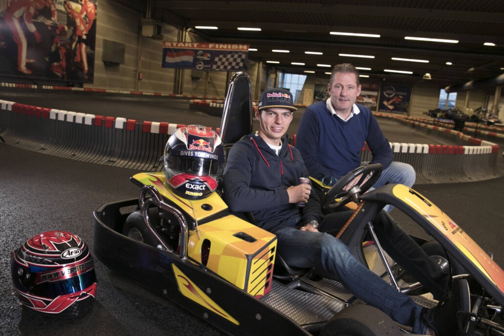100 Kart-Piloten gegen einen Verstappen