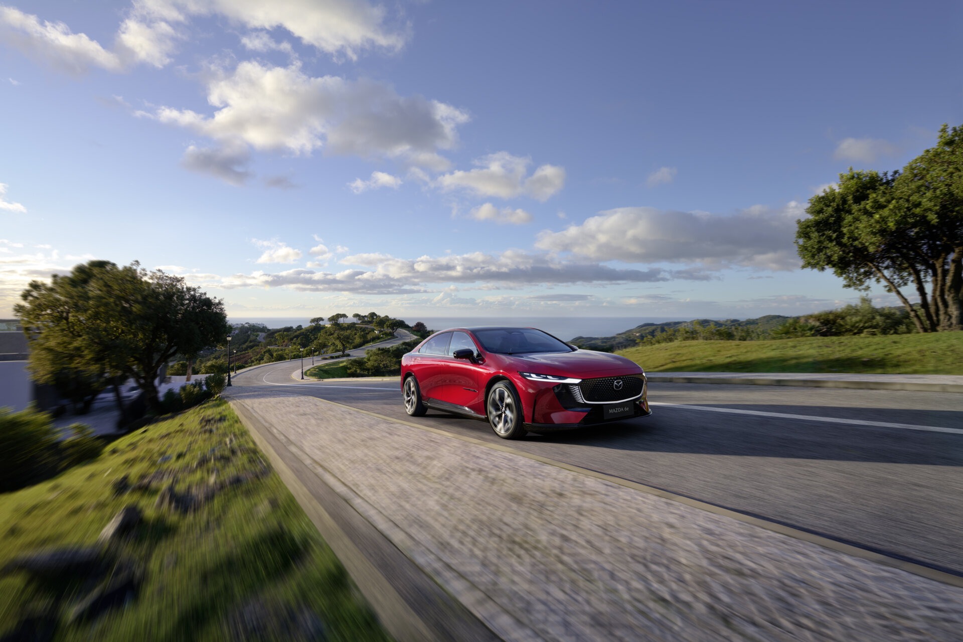 Mazda6e in Soul Red Crystal, Modelljahr 2027, Außenansicht