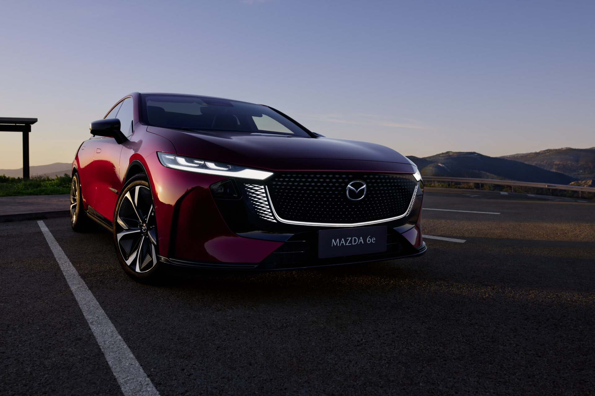 Mazda6e in Soul Red Crystal, Modelljahr 2027, Standaufnahme