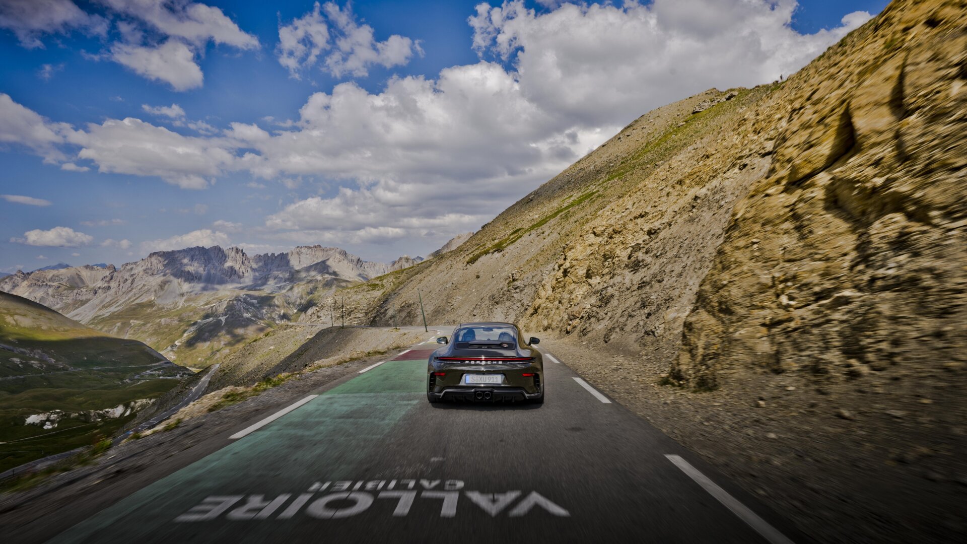 Porsche 911 GT3 Bergsport mit Felgen in White Gold und Ceramica