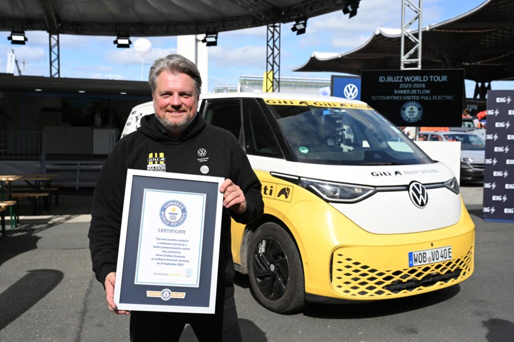 Rainer Zietlow mit dem VW ID. Buzz Pro bei der Rückkehr nach Hannover