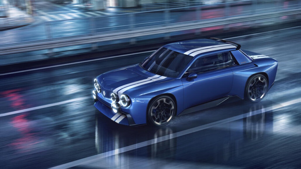 Renault 8 Gordini Concept in Fahrt, blaue Lackierung mit weißen Streifen