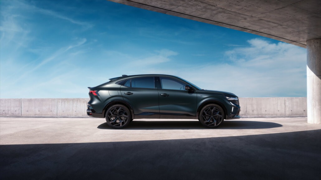 Renault Rafale Hypnotic in Smaragd-Schwarz matt, Seitenansicht mit 21-Zoll-Felgen Chicane