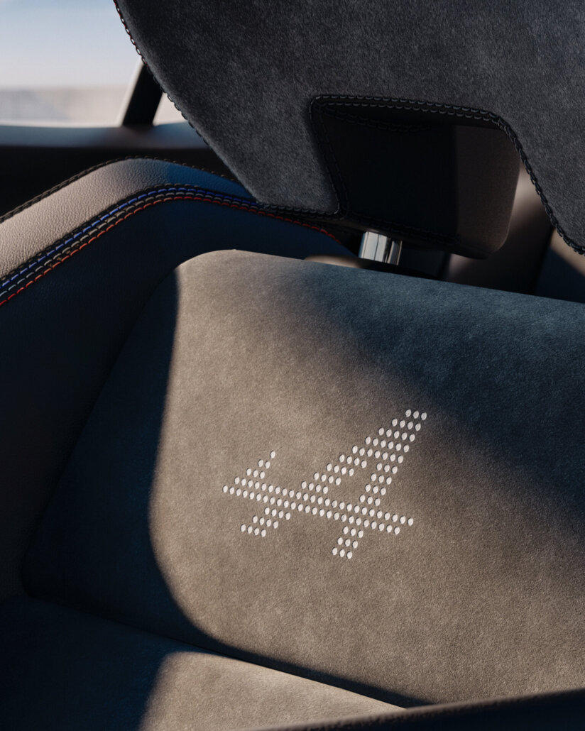 Kopfstütze im Renault Rafale Hypnotic mit eingesticktem Alpine-Flügel-Muster