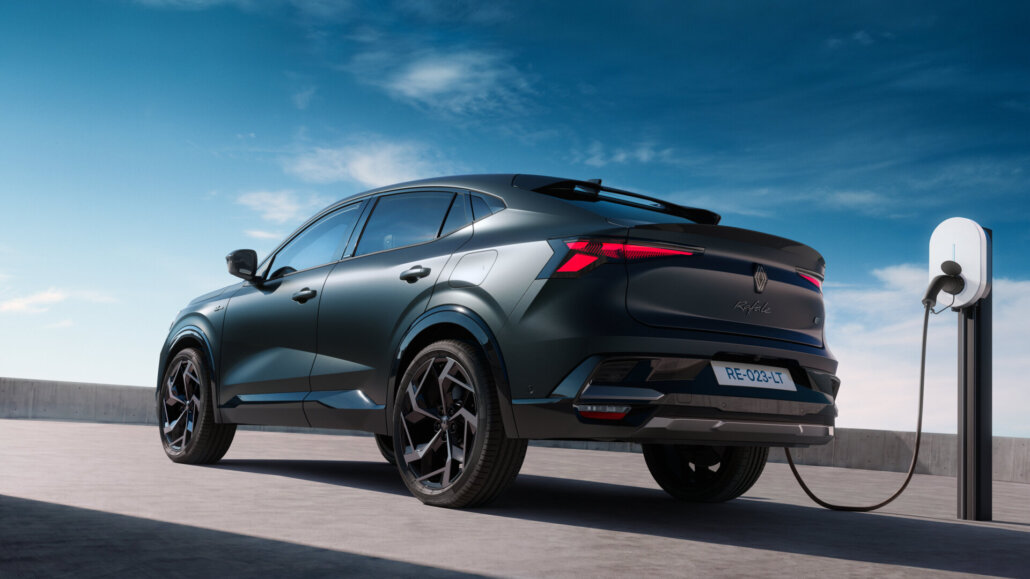 Renault Rafale Hypnotic Plug-in-Hybrid beim Laden an einer Wallbox