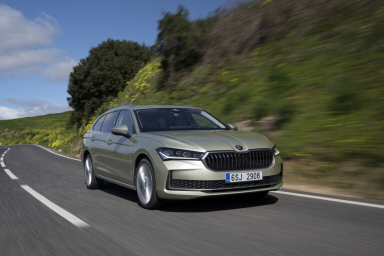 Škoda Superb wird 25 – fast zwei Millionen mal gebaut