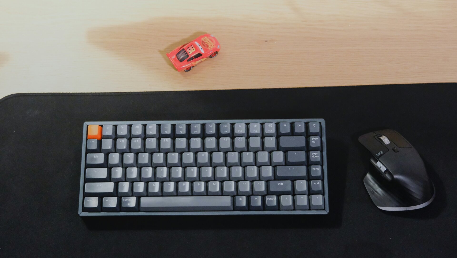 Symbolfoto: Spielzeugauto auf einer Computertastatur – Sinnbild für den Geisterfahrer-Witz über Bill Gates' Auto-Vergleich