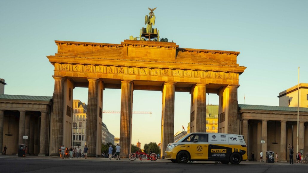 VW ID. Buzz Pro in Berlin während der Weltrekord-Tour