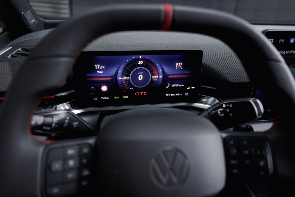Digitales Kombiinstrument des VW ID.3 GTI im GTI-Modus mit roter Leistungsanzeige