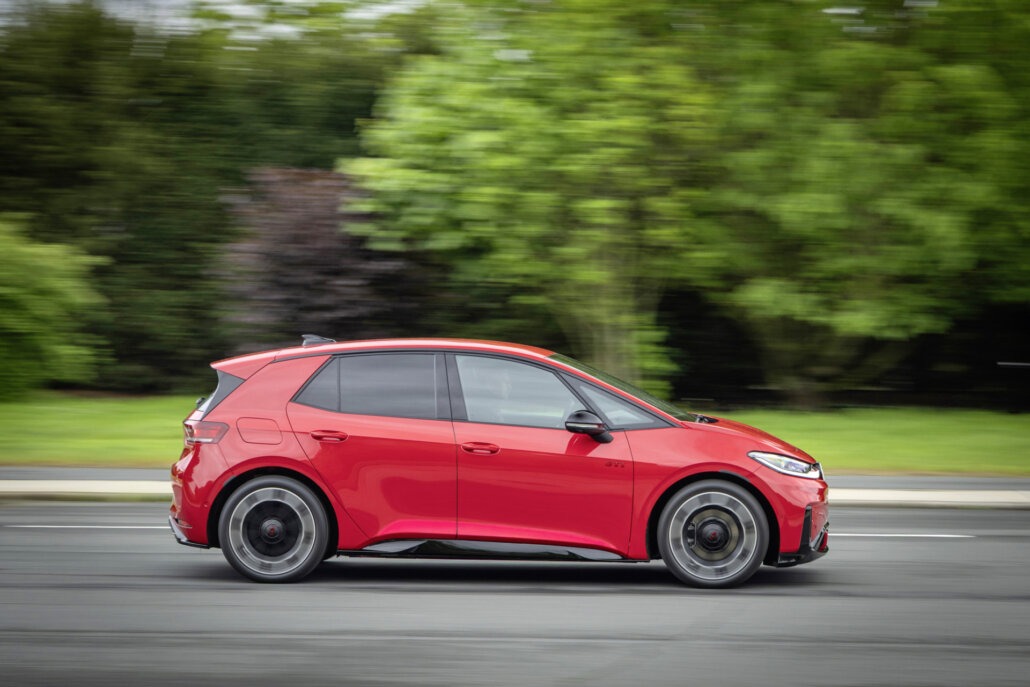 VW ID.3 GTI in der Seitenansicht, Silhouette mit Dach in Wagenfarbe