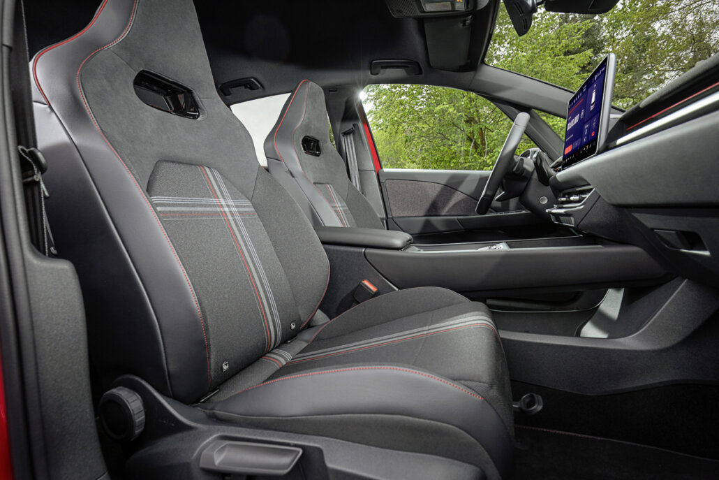 Top-Sportsitze des VW ID.3 GTI im Schottenkaro-Muster Superclark mit roten Ziernähten