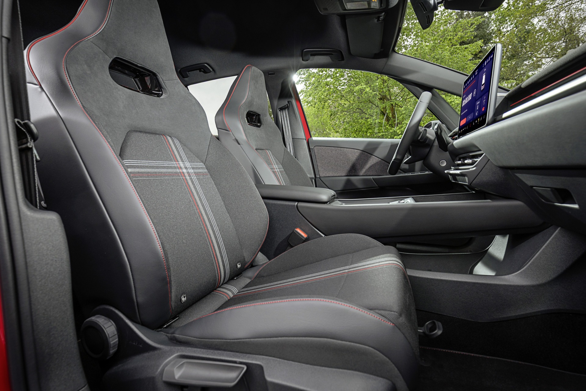 Top-Sportsitze des VW ID.3 GTI im Schottenkaro-Muster Superclark mit roten Ziernähten