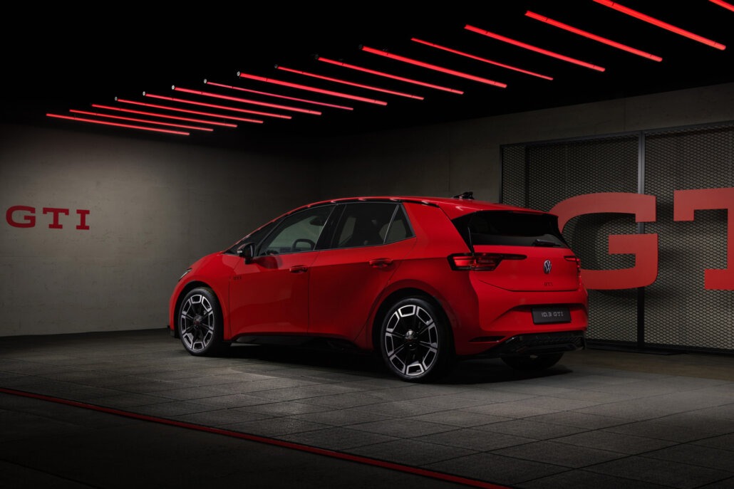 VW ID.3 GTI im Studio, Heckansicht mit GTI-Schriftzug im Hintergrund