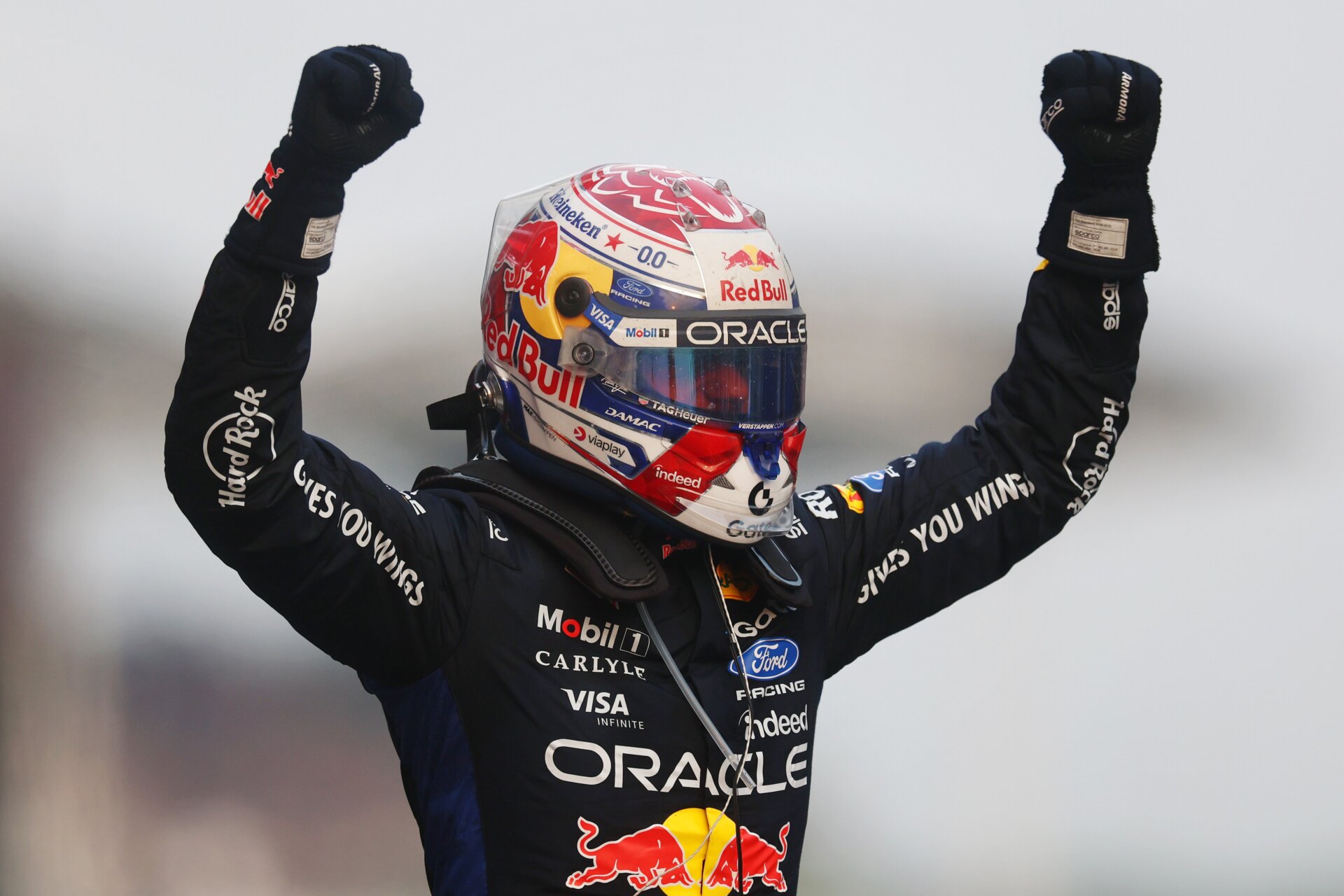 Rennsieger Max Verstappen feiert nach der Zieldurchfahrt im Parc fermé von Sepang