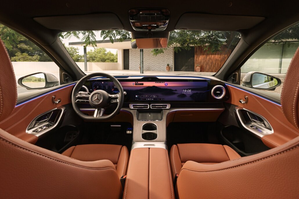 Innenraum des Mercedes GLC mit brauner Lederausstattung und großem Infotainment-Display, Blick vom Rücksitz nach vorne