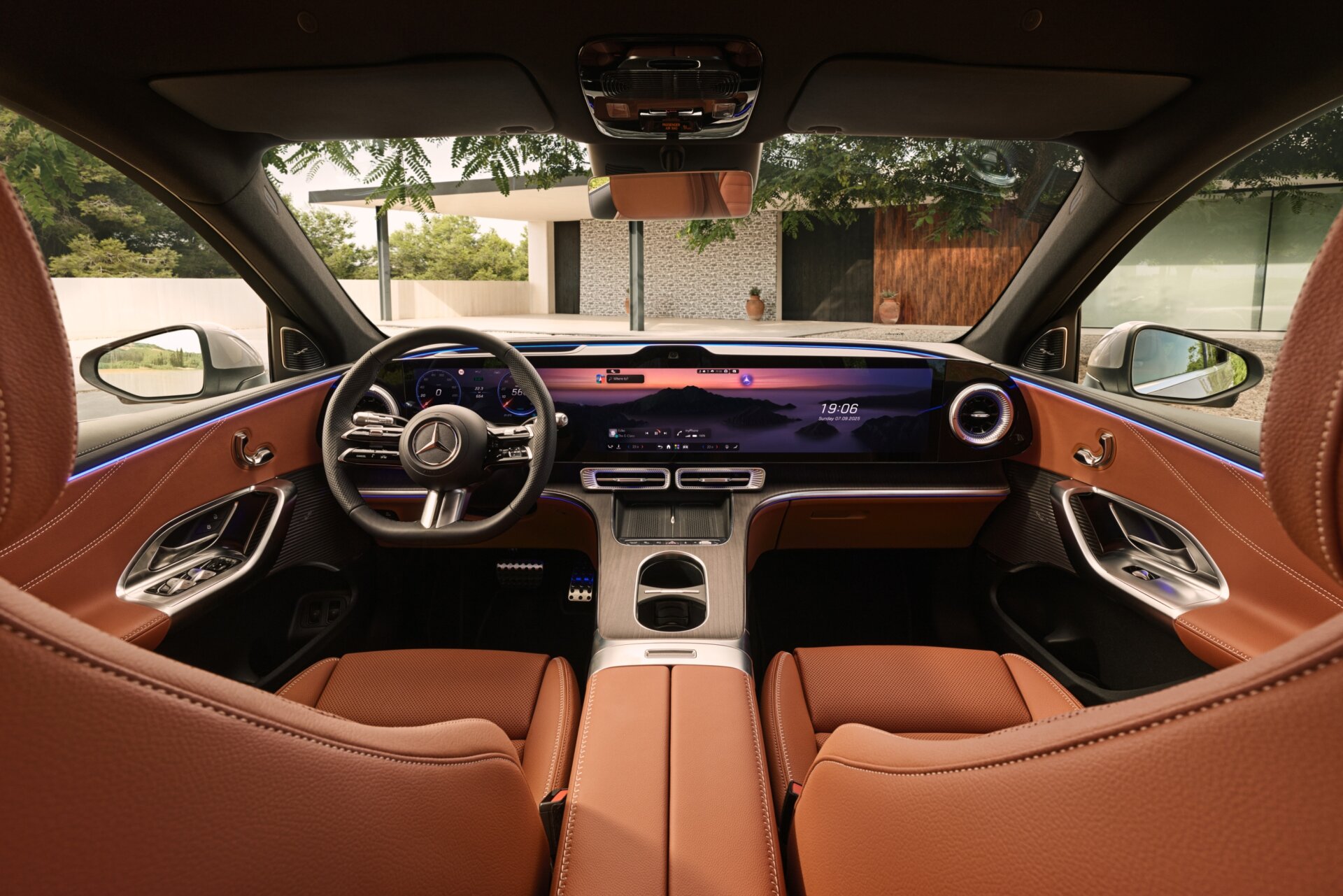 Innenraum des Mercedes GLC mit brauner Lederausstattung und großem Infotainment-Display, Blick vom Rücksitz nach vorne