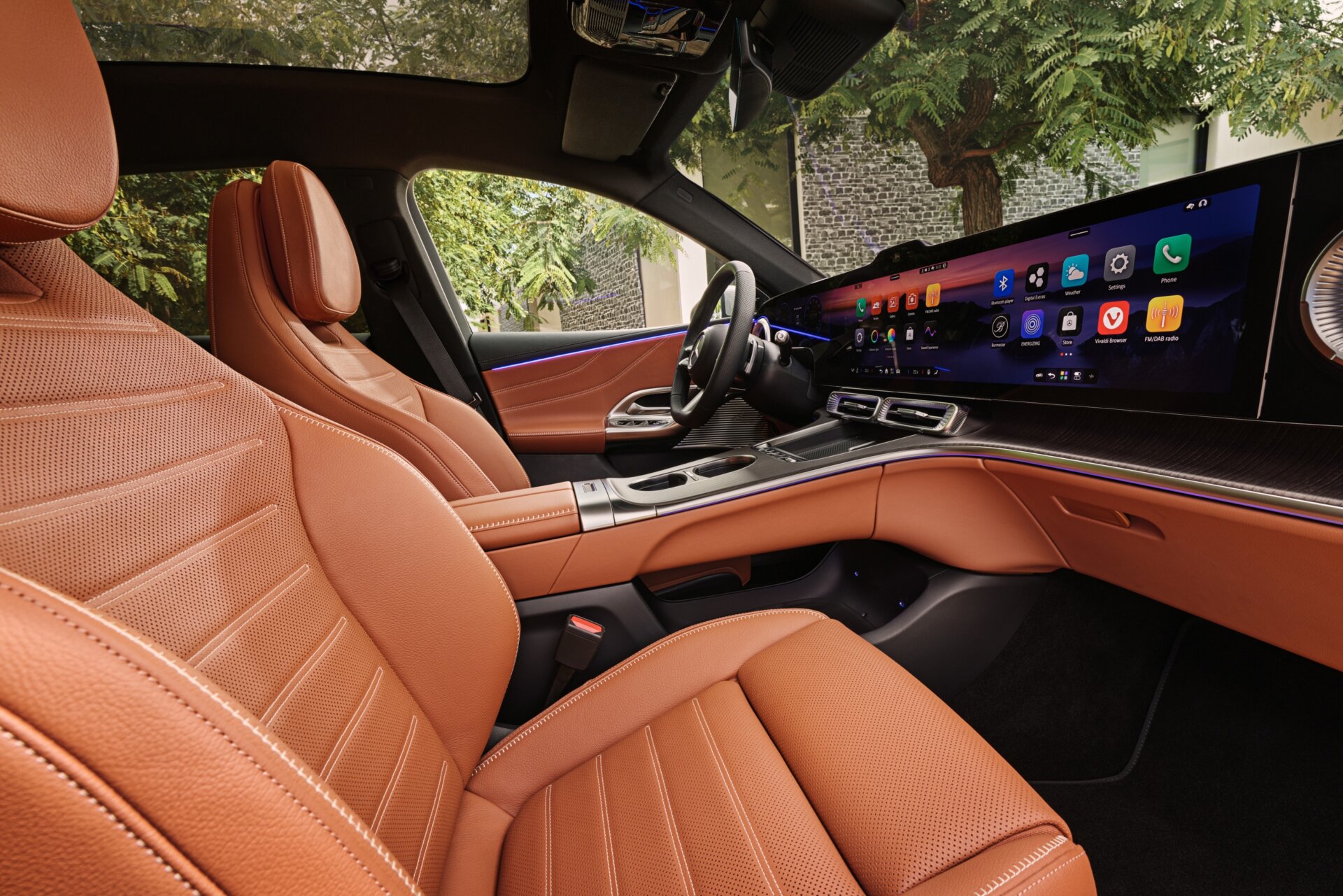 Cockpit des Mercedes GLC mit hellbraunen Ledersitzen, großem Display und Lenkrad