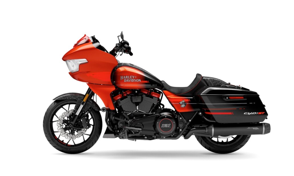 Ein rot-schwarzes Harley-Davidson CVO Road Glide Motorrad in der Seitenansicht vor weißem Hintergrund.