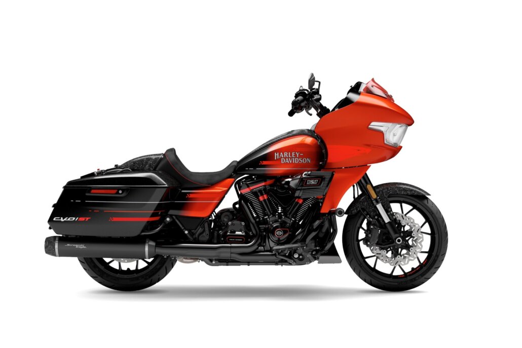 Ein rot-schwarzes Harley-Davidson CVO Road Glide ST Motorrad im Seitenprofil vor weißem Hintergrund.