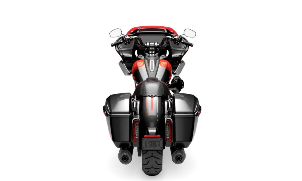 Ein rot-graues Motorrad in Heckansicht vor weißem Hintergrund.